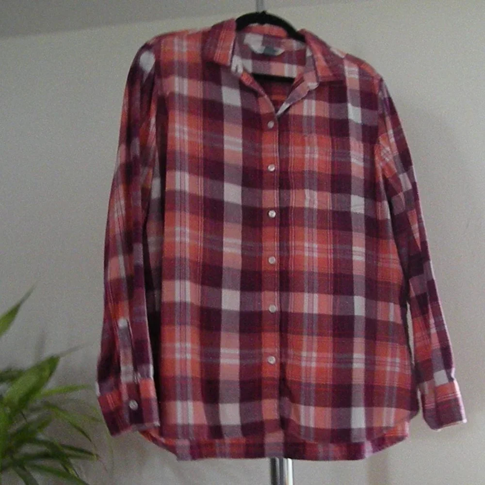 Old navy boyfriend shirt - Picture 2 of 4